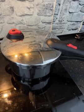 Pressure cooker sealed