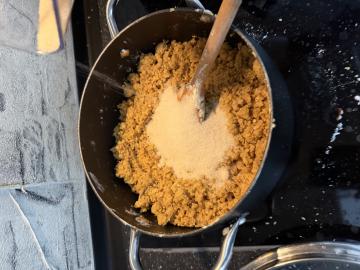 Adding sugar to the roasted mix