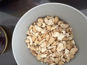 Thinly sliced cashews for garnish