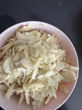 Sliced and crushed garlic